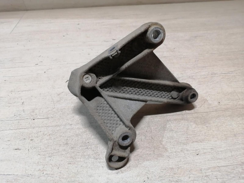 Logan ф2 №4 кронштейн верхней подушки коробки мкпп