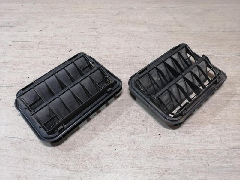 Logan ф2 №4 решетка вентиляции багажника