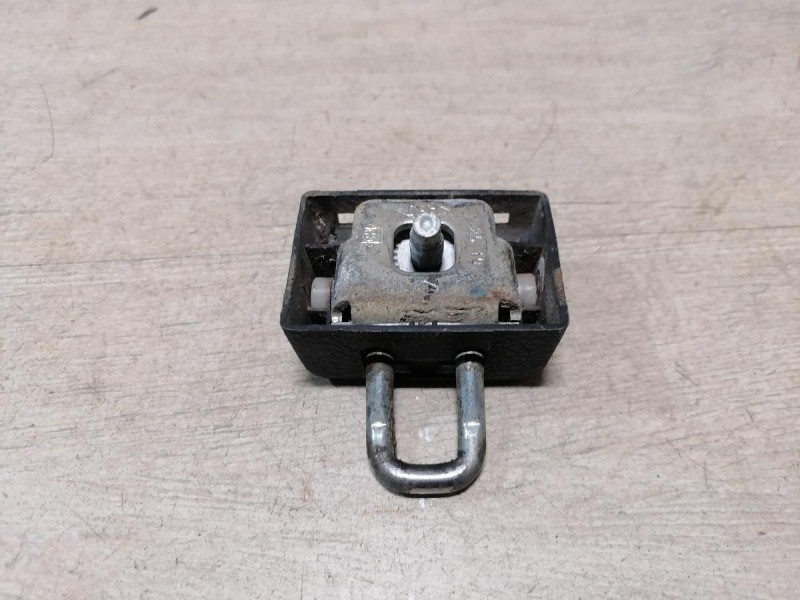 Logan ф2 №4 петля замка багажника