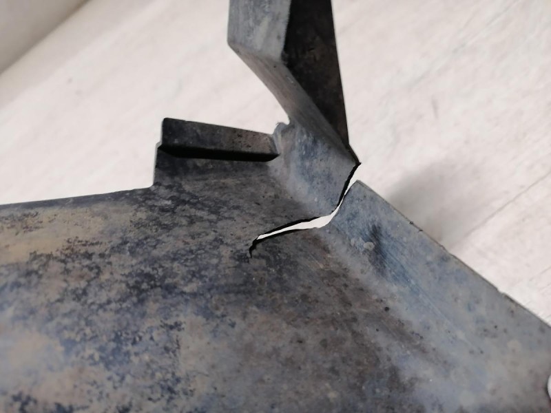 Logan ф2 №4 пыльник двигателя левый деф