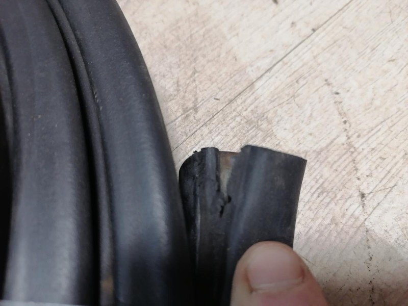 Logan ф2 №4 уплотнитель дверного проема передний левый деф