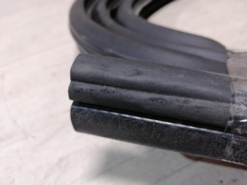 Logan ф2 №4 уплотнитель дверного проема передний правый