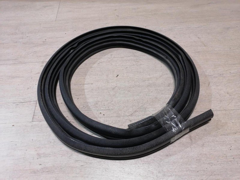 Logan ф2 №4 уплотнитель дверного проема передний правый