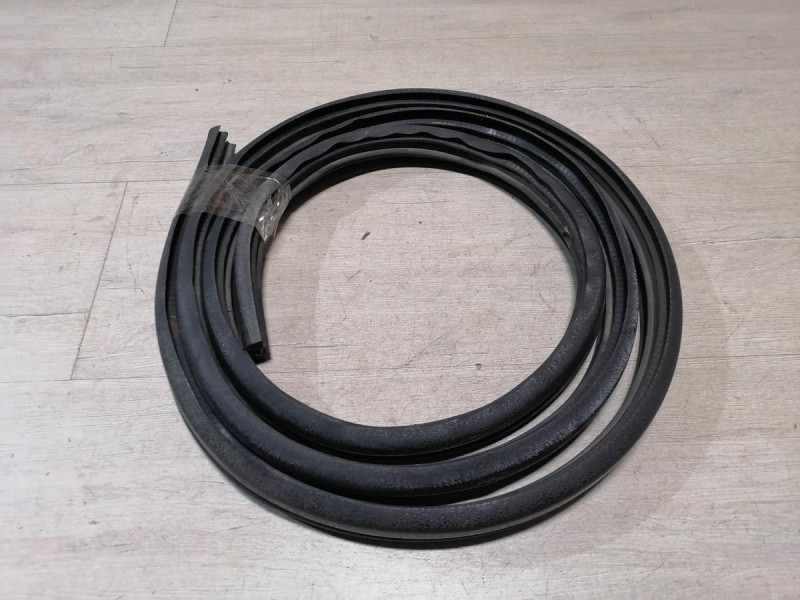 Logan ф2 №4 уплотнитель дверного проема задний правый