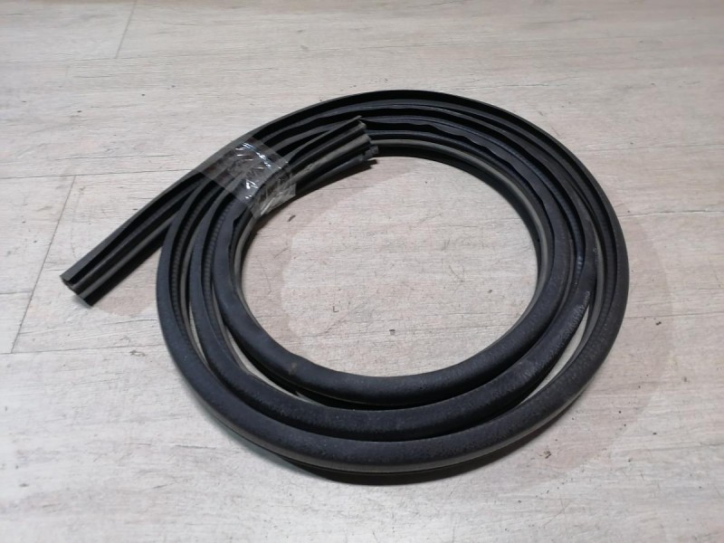 Logan ф2 №4 уплотнитель дверного проема задний левый