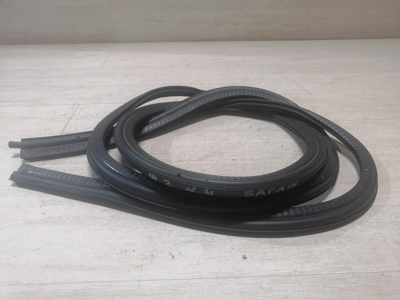 Logan ф2 №4 уплотнитель багажника