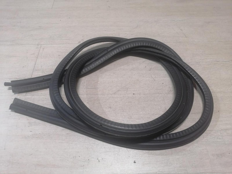 Logan ф2 №4 уплотнитель багажника