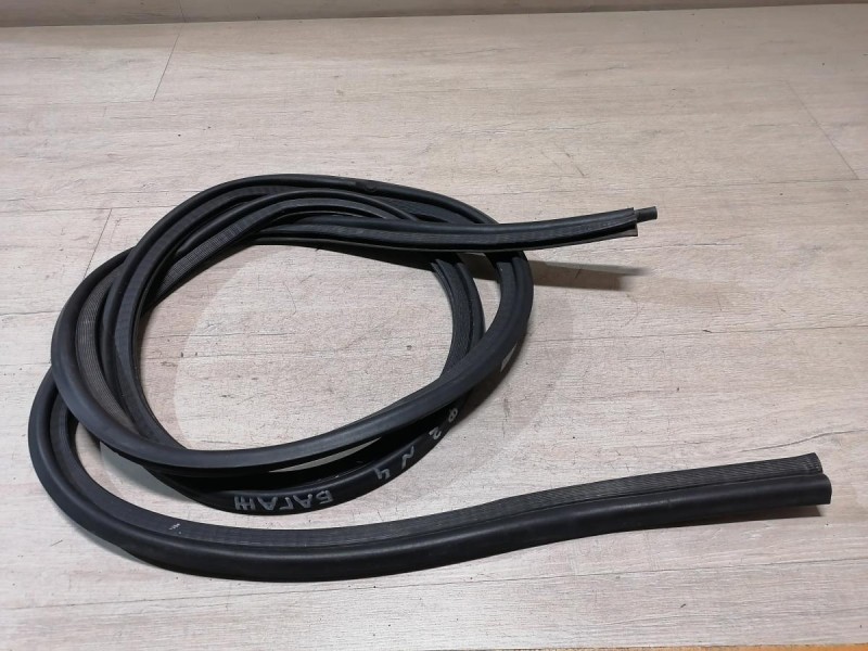 Logan ф2 №4 уплотнитель багажника