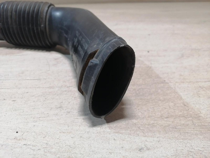 Logan ф2 №4 патрубок воздушного фильтра 8200516253