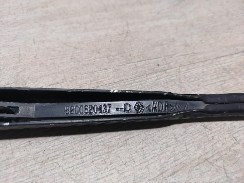 Logan ф2 №4 поводок дворника правый