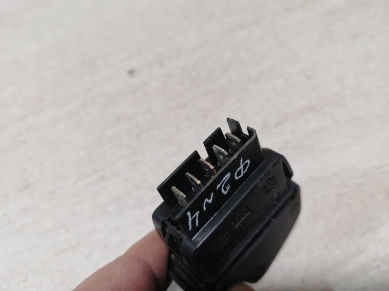 Logan ф2 №4 кнопка стеклоподъемника задних пассажиров