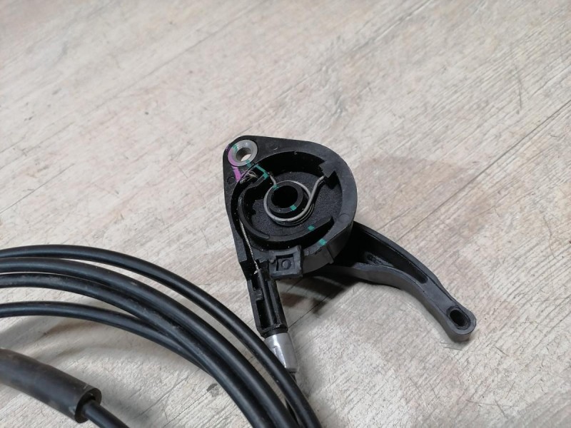 Sandero №16 трос лючка бензобака деф