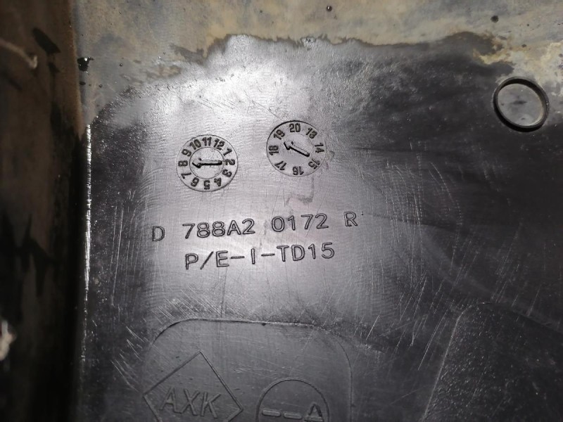 Sandero №16 брызговик передний левый