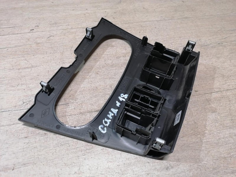 Sandero №18 накладка торпедо под блок кнопок