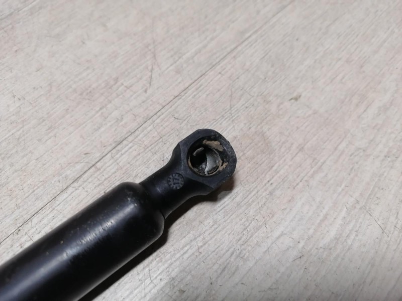 Sandero №18 амортизатор крышки багажника