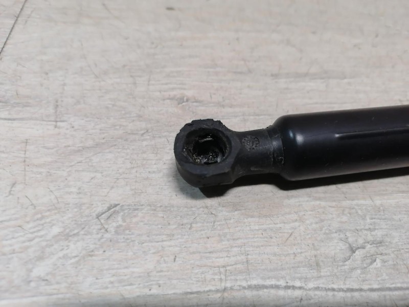 Sandero №18 амортизатор капота