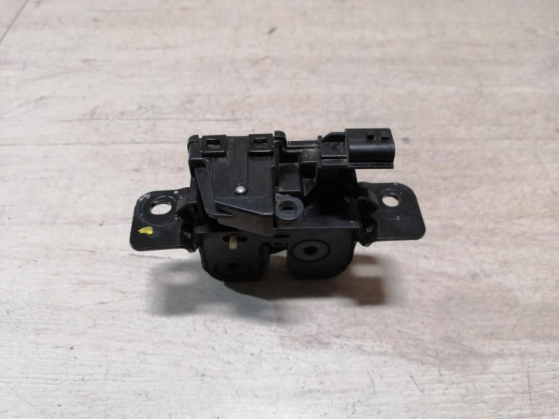 Sandero №18 замок багажника