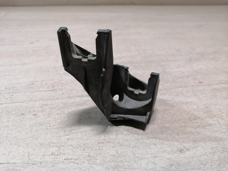 Sandero №18 фиксатор тросов кулисы кронштейн