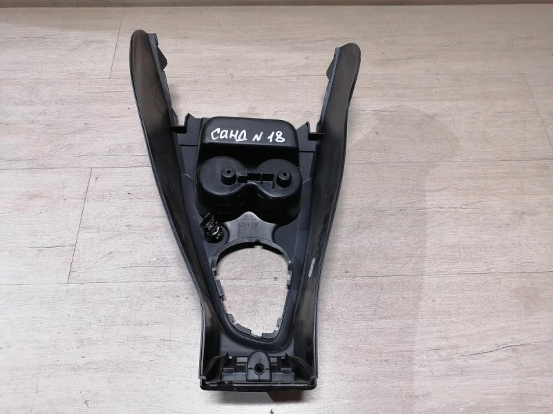 Sandero №18 консоль центральная под кулису