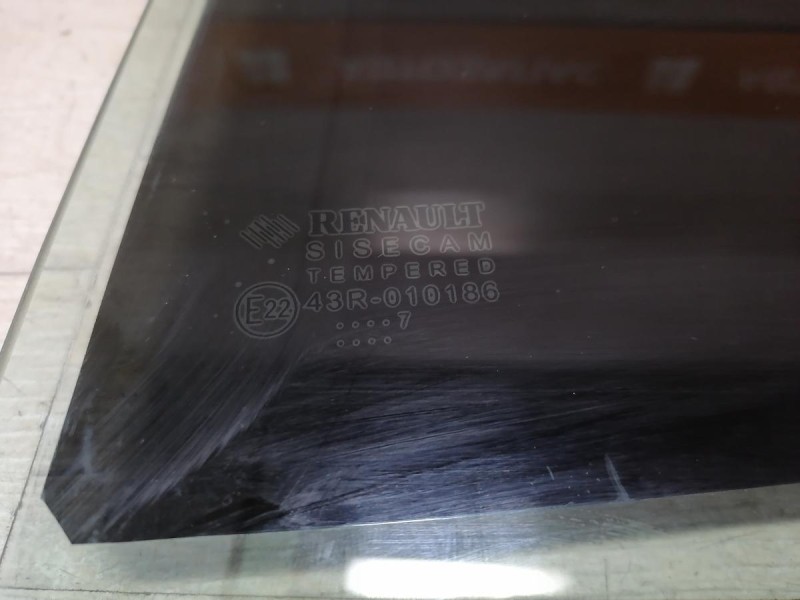 Sandero №18 стекло заднее левое 17