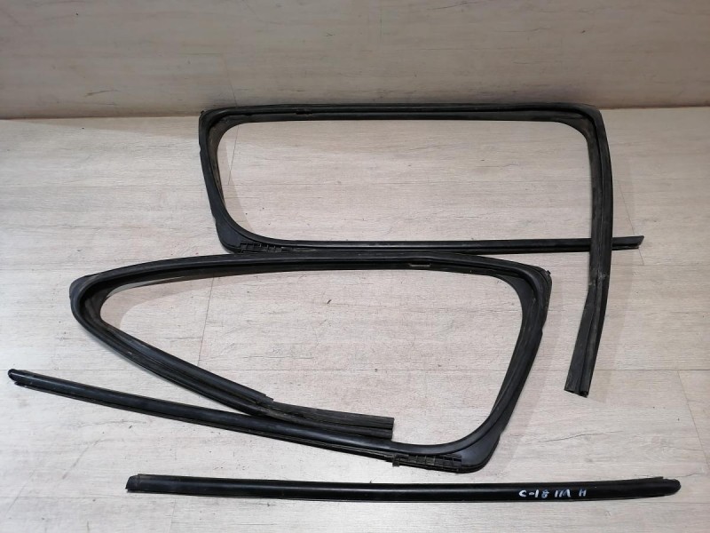 Sandero №18 бархотка наружная передняя левая