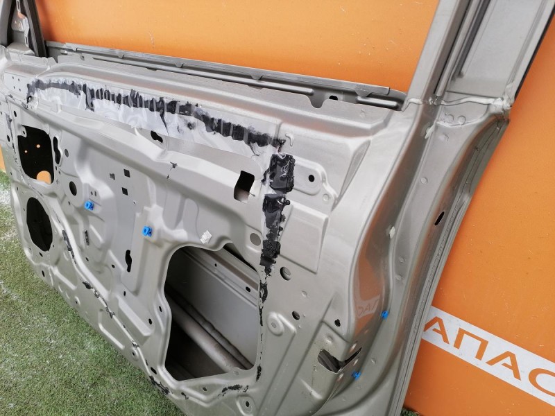 Almera G15 №12 дверь передняя правая деф