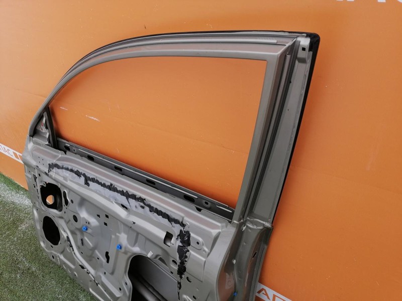 Almera G15 №12 дверь передняя правая деф