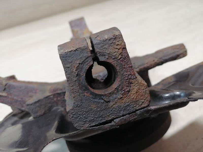 Almera G15 №12 кулак левый