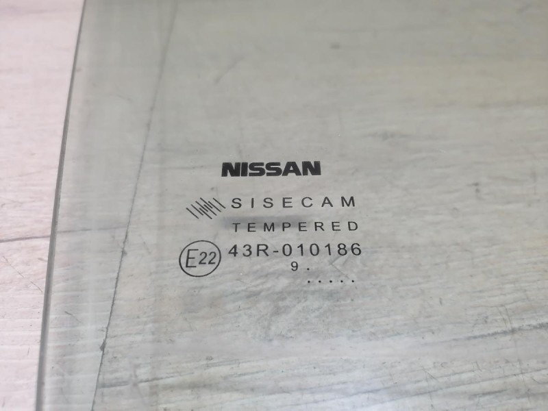 Almera G15 №12 стекло переднее правое 19