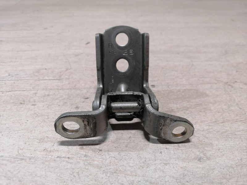 Almera G15 №12 петля двери передняя левая верхняя