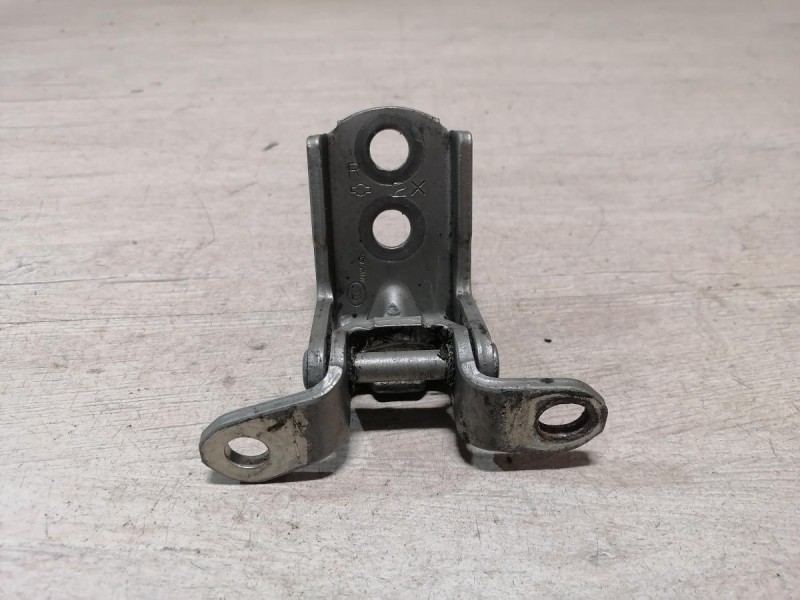 Almera G15 №12 петля двери передняя правая верхняя