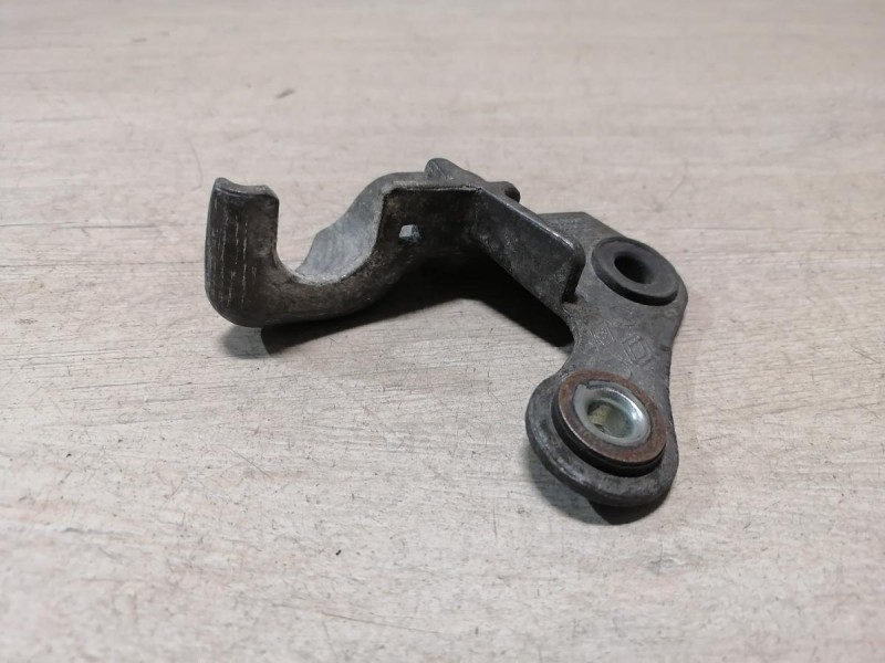 Almera G15 №12 фиксатор тросов кулисы акпп