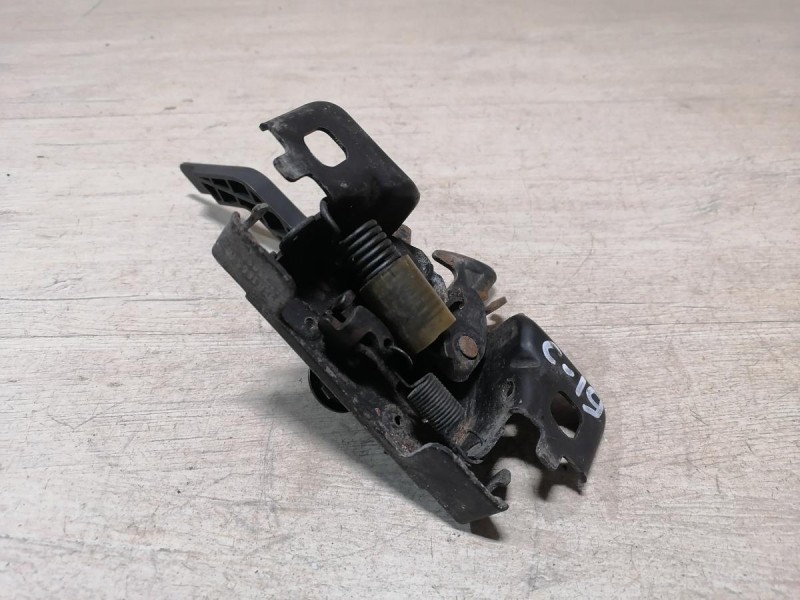 Sandero №19 замок капота