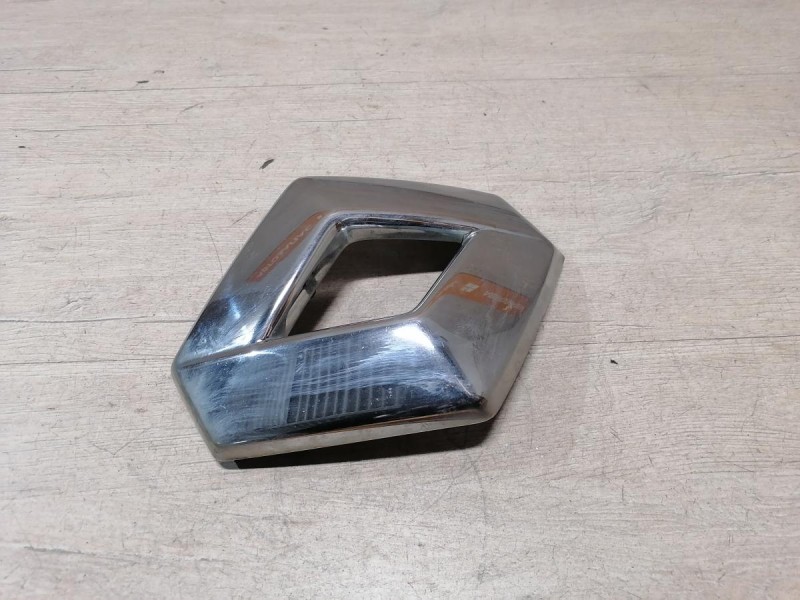 Sandero №19 эмблема решетки радиатора деф