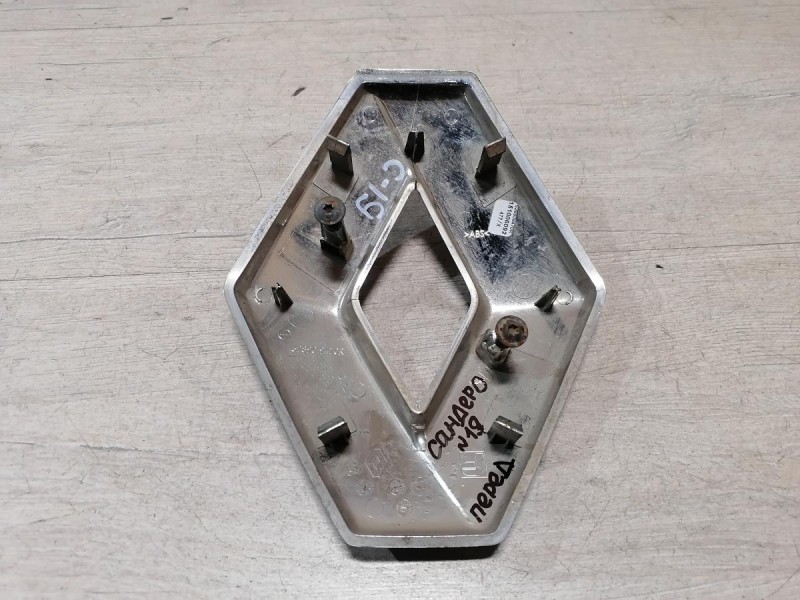 Sandero №19 эмблема решетки радиатора деф