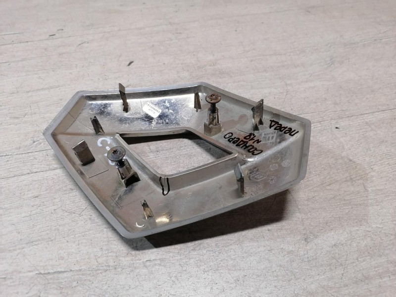 Sandero №19 эмблема решетки радиатора деф