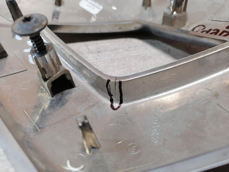 Sandero №19 эмблема решетки радиатора деф