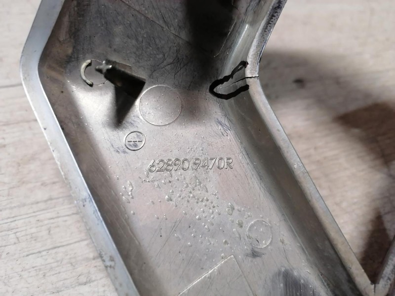 Sandero №19 эмблема решетки радиатора деф