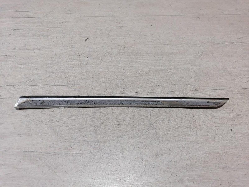 Sandero №19 молдинг решетки радиатора правый