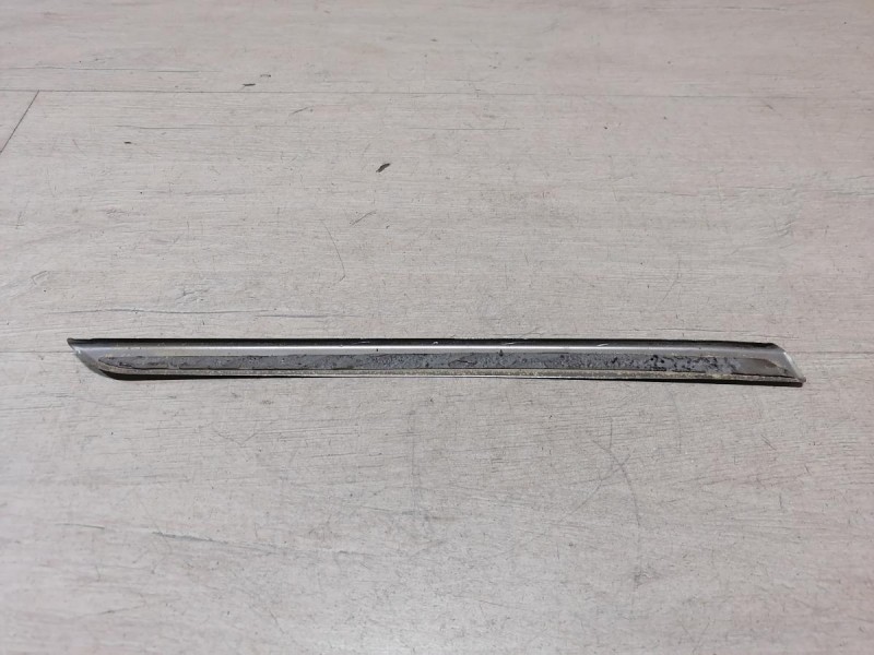 Sandero №19 молдинг решетки радиатора левый