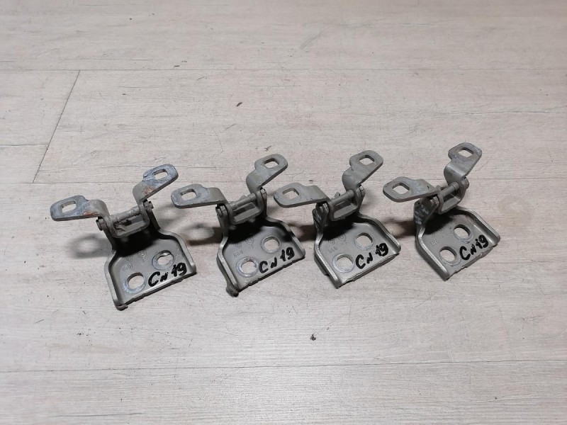 Sandero №19 петля двери