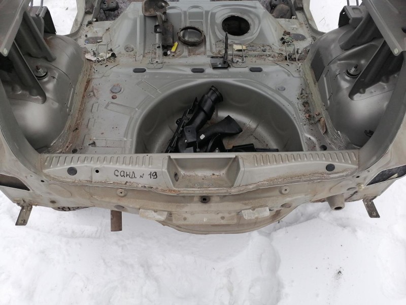 Sandero №19 панель задняя ниша под запаску