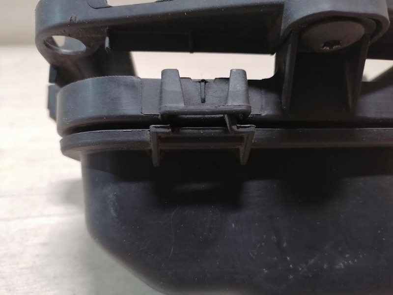 Sandero №19 кронштейн блока управления коробкой робот