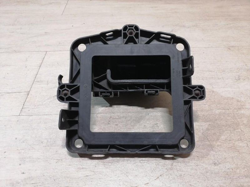 Sandero №19 кронштейн блока управления коробкой робот