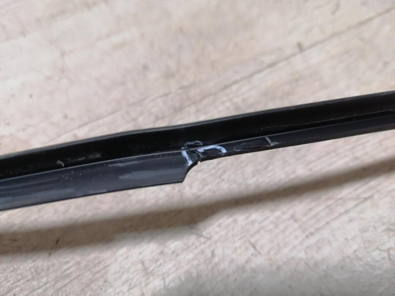 Rapid №3 молдинг лобового стекла правый деф