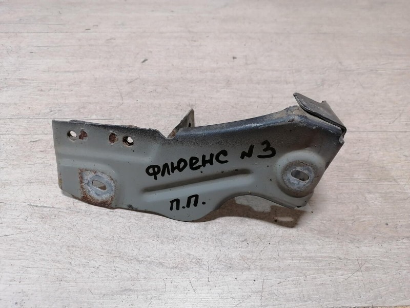 Fluence №4 кронштейн переднего крыла правый