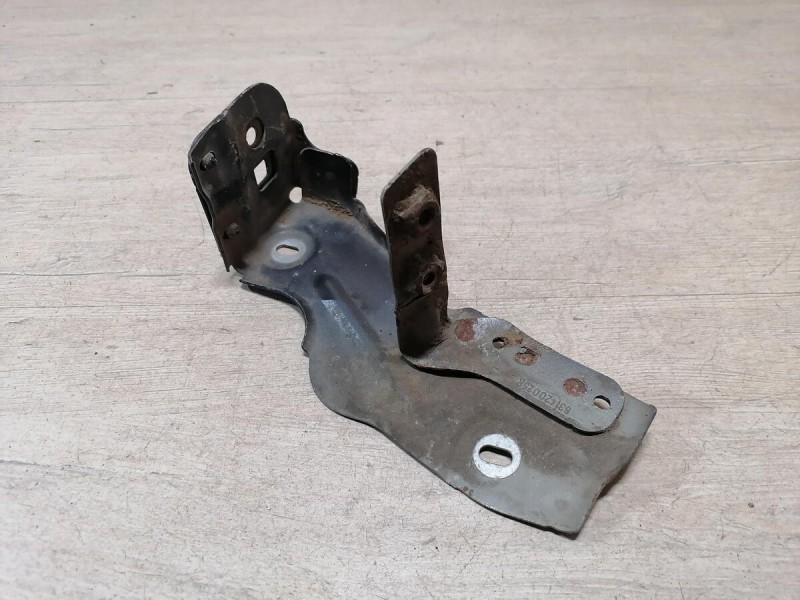 Fluence №4 кронштейн переднего крыла правый