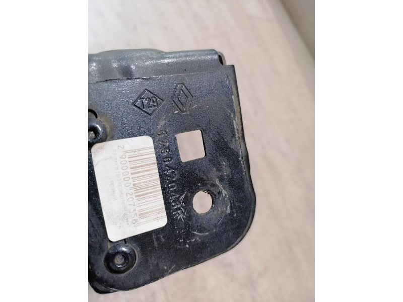 Fluence №4 кронштейн переднего крыла правый