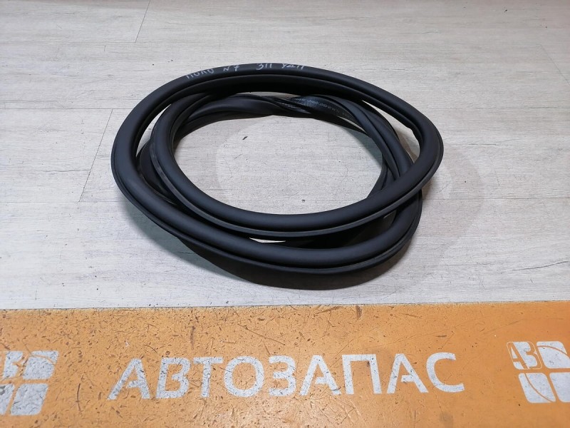 Polo №7 уплотнитель дверного проема задний правый