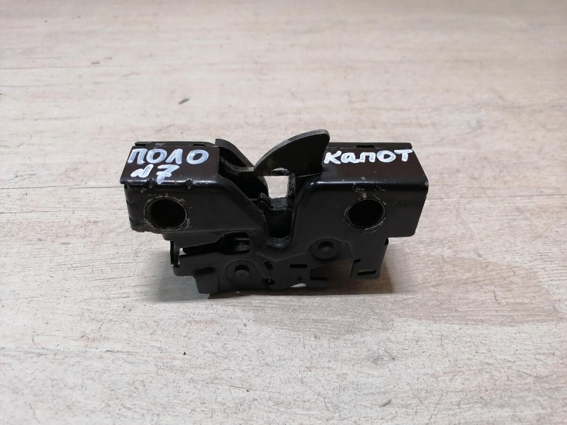 Polo №7 замок капота